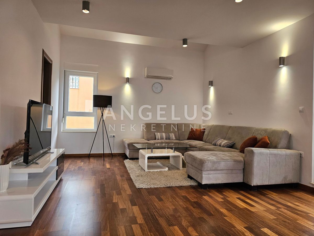 Podstrana Strožanac - dvosobno stanovanje s tremi spalnicami, 2 parkirni mesti