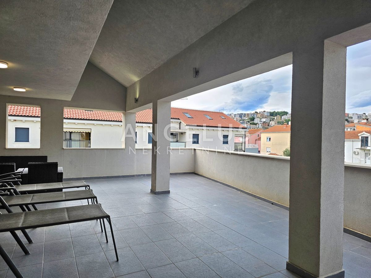 Podstrana Strožanac - dvosobno stanovanje s tremi spalnicami, 2 parkirni mesti