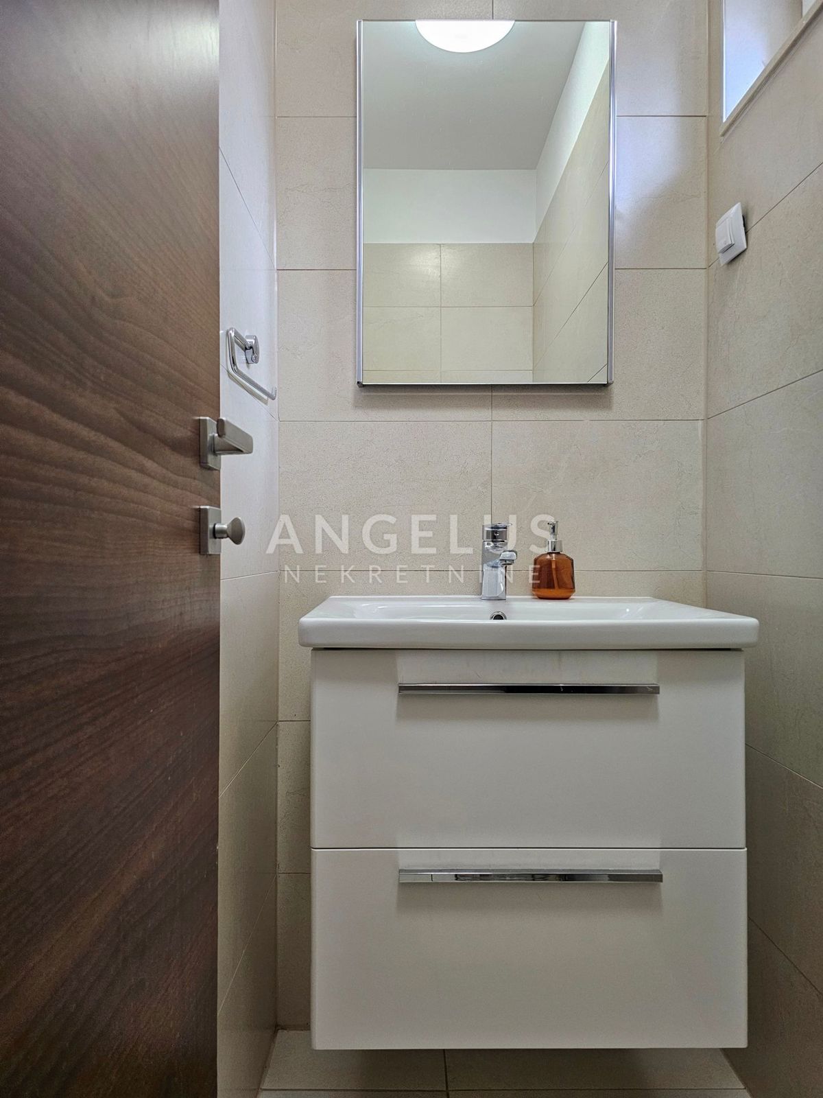 Podstrana Strožanac - dvosobno stanovanje s tremi spalnicami, 2 parkirni mesti