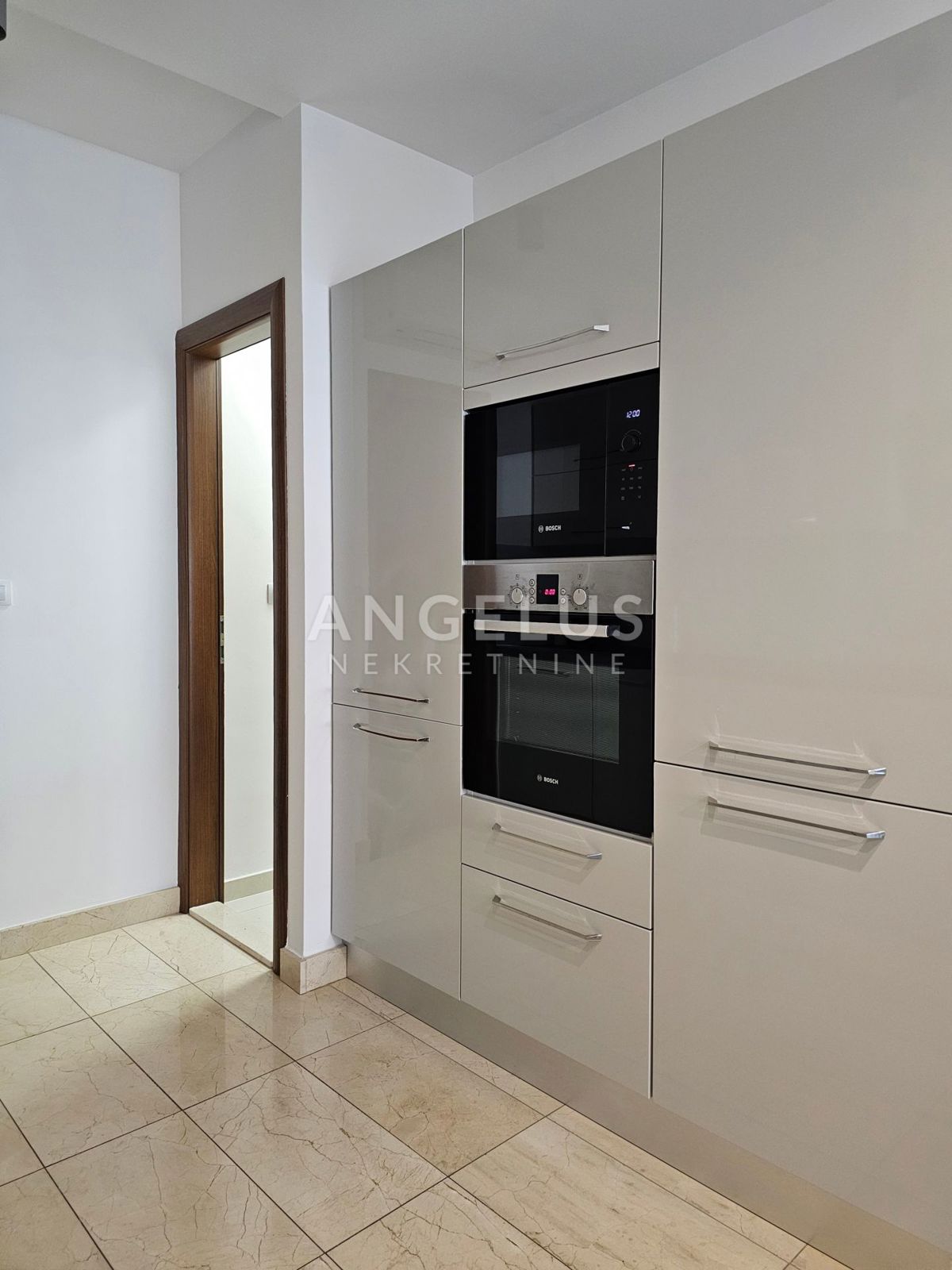 Podstrana Strožanac - dvosobno stanovanje s tremi spalnicami, 2 parkirni mesti