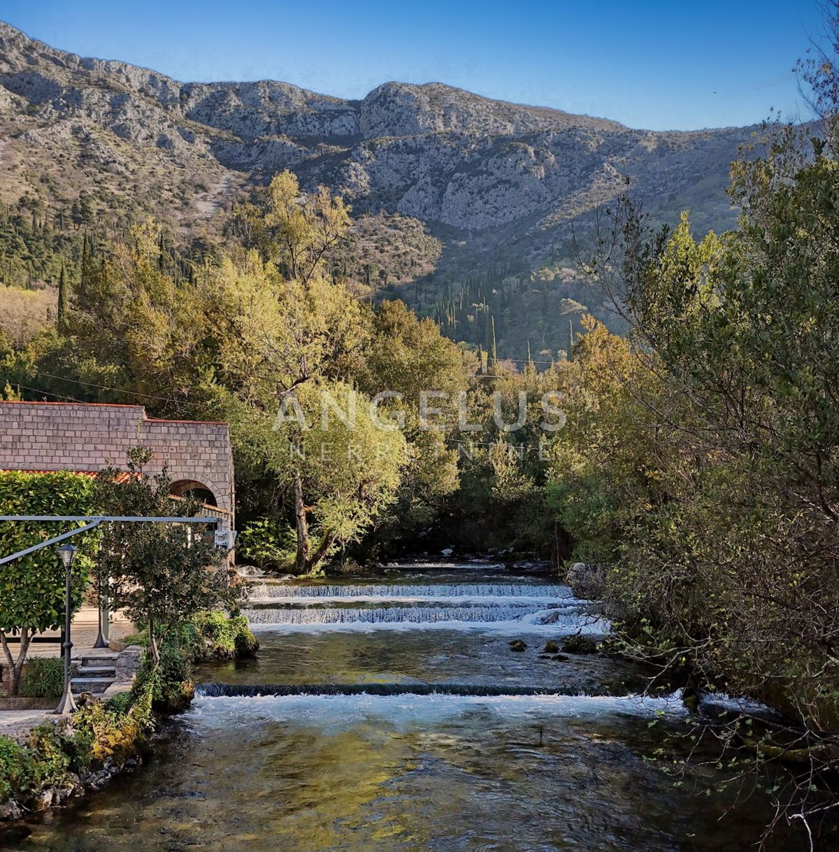 Konavle, Ljuta - gradbeno zemljišče z gradbenim dovoljenjem za vilo z bazenom - PRODAMO