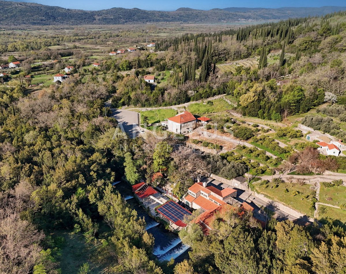 Konavle, Ljuta - gradbeno zemljišče z gradbenim dovoljenjem za vilo z bazenom - PRODAMO