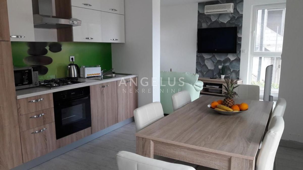Trogir - opremljena apartmajska hiša z bazenom in telovadnico, 350 m2