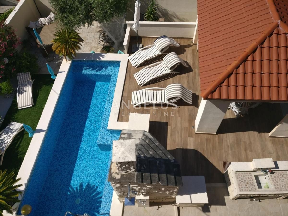 Trogir - opremljena apartmajska hiša z bazenom in telovadnico, 350 m2
