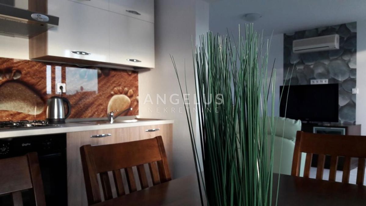 Trogir - opremljena apartmajska hiša z bazenom in telovadnico, 350 m2