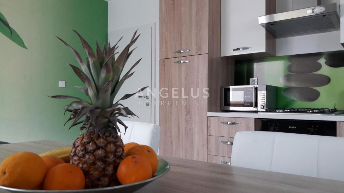 Trogir - opremljena apartmajska hiša z bazenom in telovadnico, 350 m2
