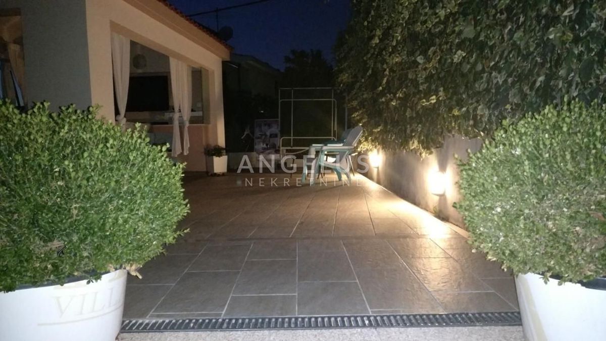 Trogir - opremljena apartmajska hiša z bazenom in telovadnico, 350 m2