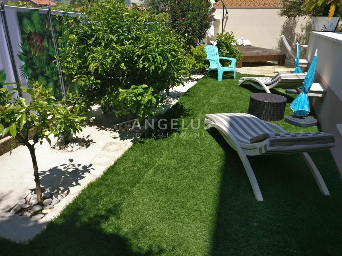Trogir - opremljena apartmajska hiša z bazenom in telovadnico, 350 m2