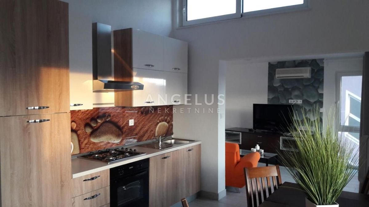 Trogir - opremljena apartmajska hiša z bazenom in telovadnico, 350 m2