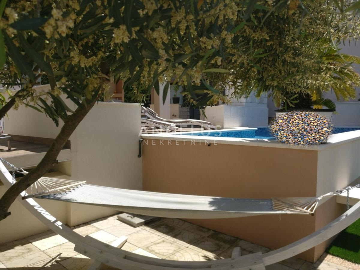Trogir - opremljena apartmajska hiša z bazenom in telovadnico, 350 m2