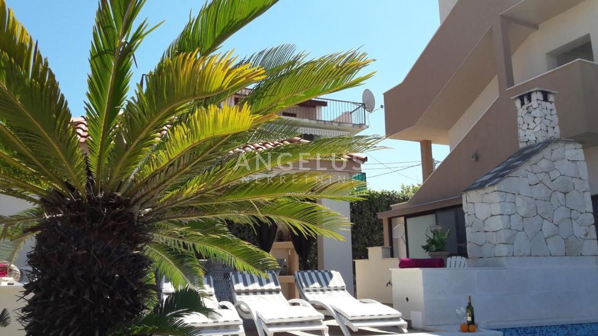 Trogir - opremljena apartmajska hiša z bazenom in telovadnico, 350 m2