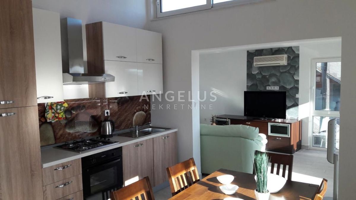Trogir - opremljena apartmajska hiša z bazenom in telovadnico, 350 m2