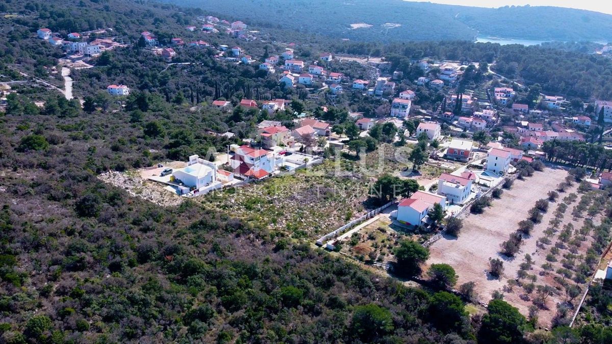 Maslinica - građ.zem. na top lokaciji s pogledom na morje, 3200 m2, PRODAJA
