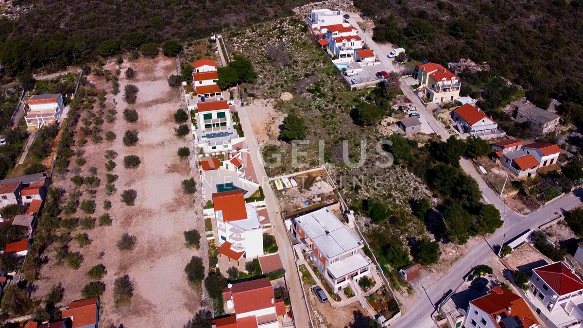 Maslinica - građ.zem. na top lokaciji s pogledom na morje, 3200 m2, PRODAJA
