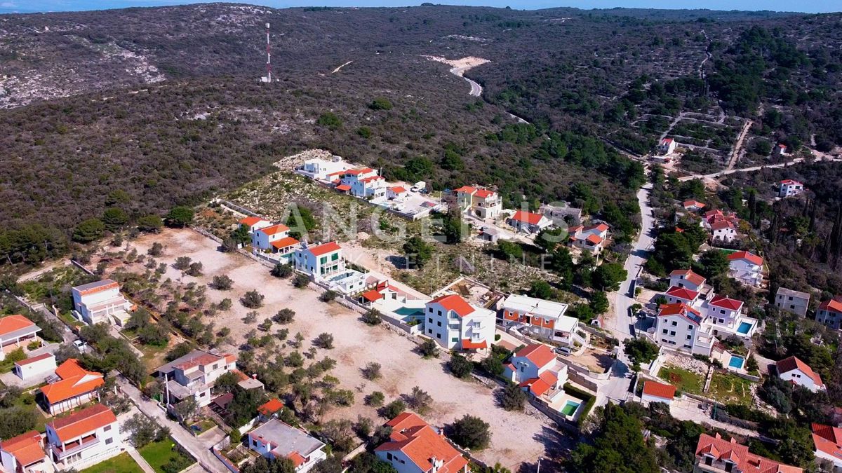 Maslinica - građ.zem. na top lokaciji s pogledom na morje, 3200 m2, PRODAJA