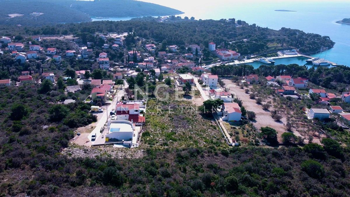Maslinica - građ.zem. na top lokaciji s pogledom na morje, 3200 m2, PRODAJA
