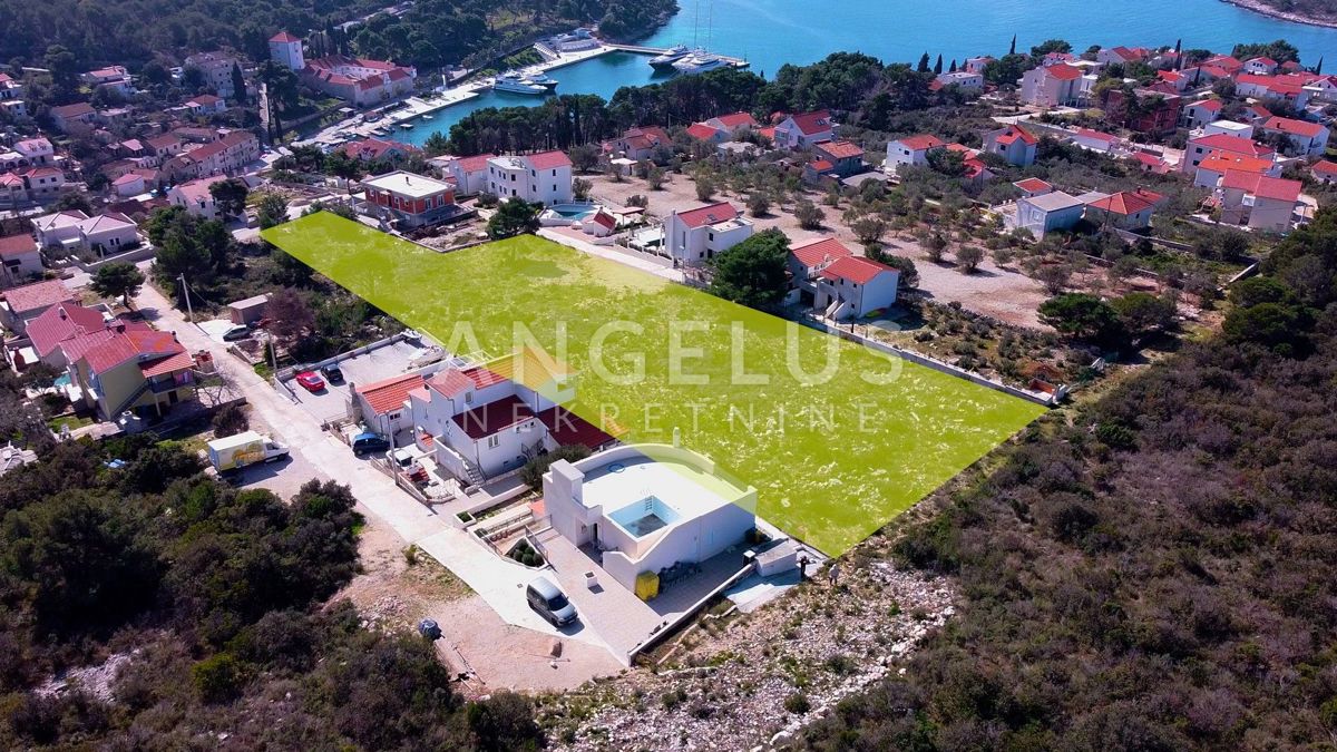 Maslinica - građ.zem. na top lokaciji s pogledom na morje, 3200 m2, PRODAJA