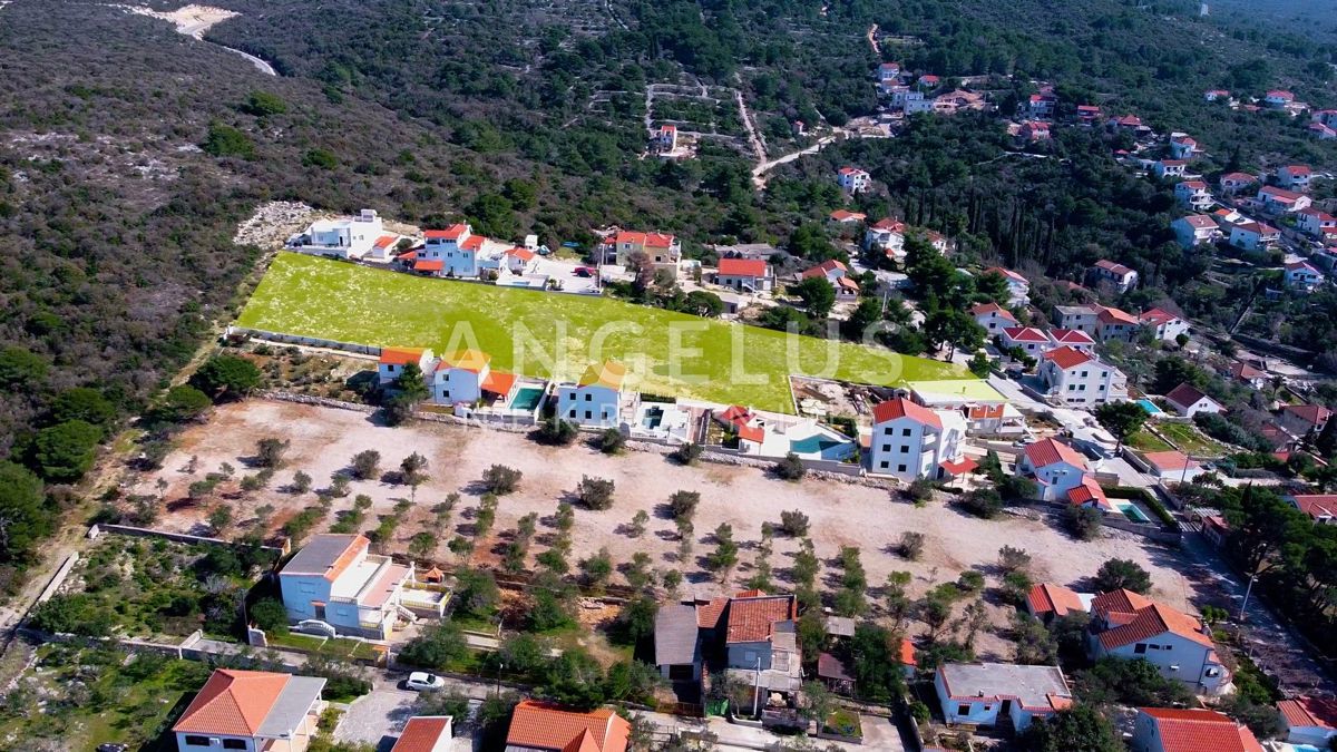 Maslinica - građ.zem. na top lokaciji s pogledom na morje, 3200 m2, PRODAJA