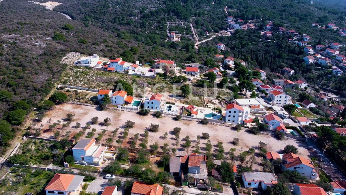 Maslinica - građ.zem. na top lokaciji s pogledom na morje, 3200 m2, PRODAJA