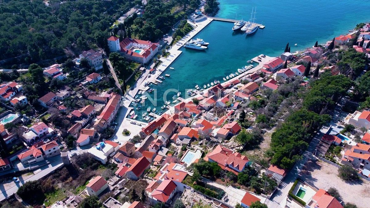 Maslinica - građ.zem. na top lokaciji s pogledom na morje, 3200 m2, PRODAJA