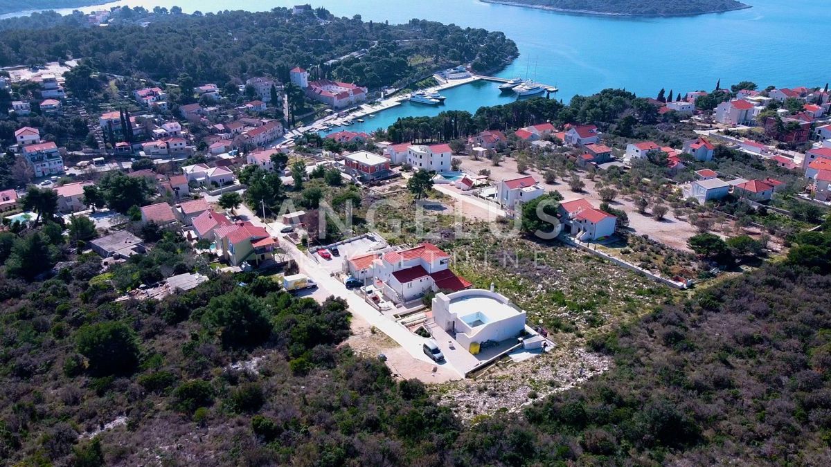 Maslinica - građ.zem. na top lokaciji s pogledom na morje, 3200 m2, PRODAJA