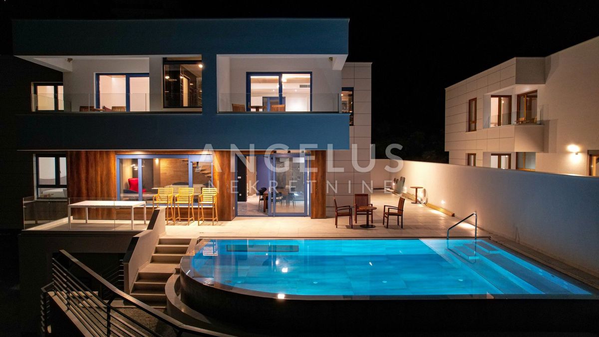 Makarska riviera -Luksuzna vila ob morju z notranjim bazenom