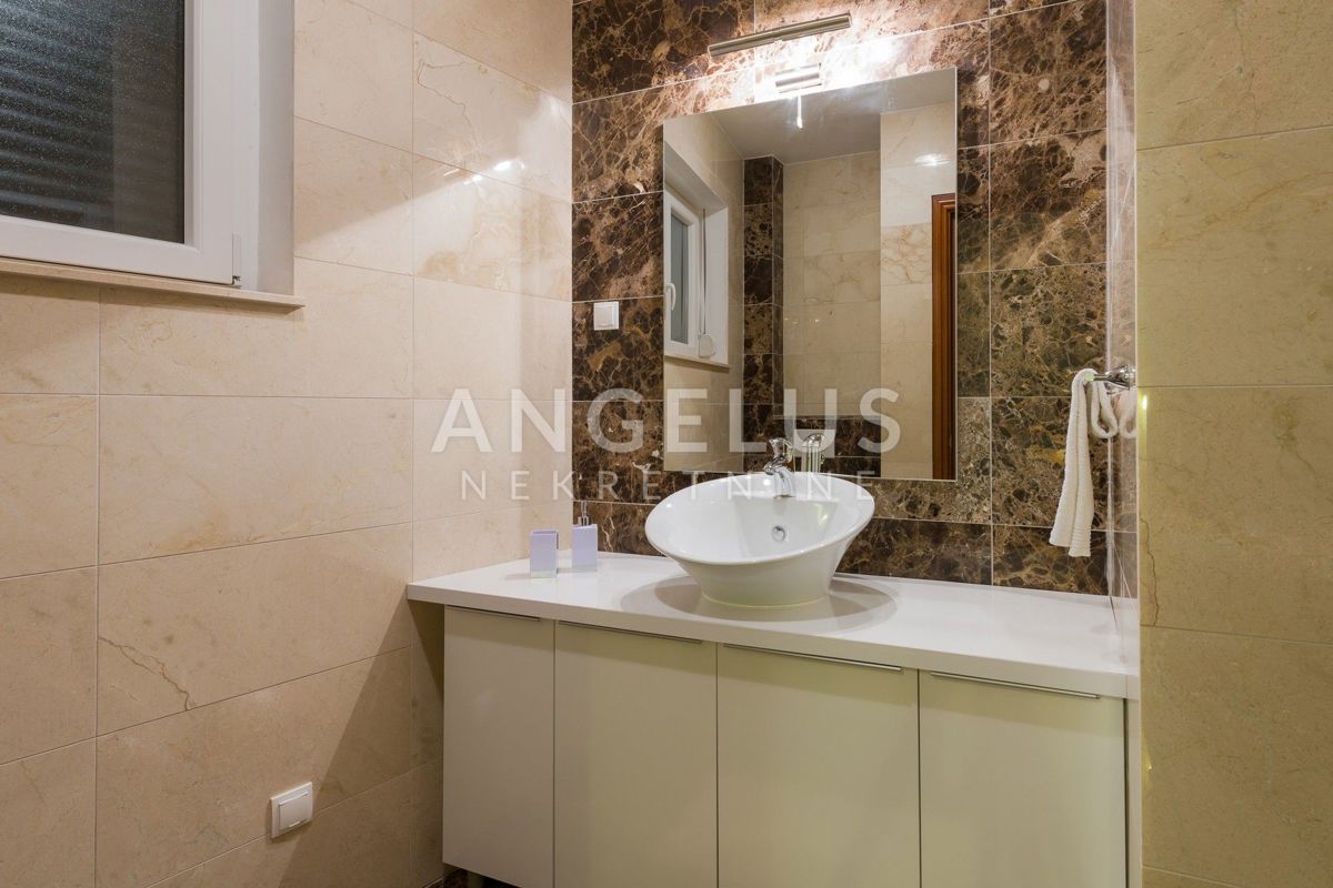 Brač, Milna - apartma z vrtom, parkiriščem in bazenom, PRODAMO