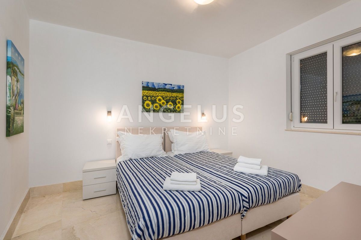 Brač, Milna - apartma z vrtom, parkiriščem in bazenom, PRODAMO