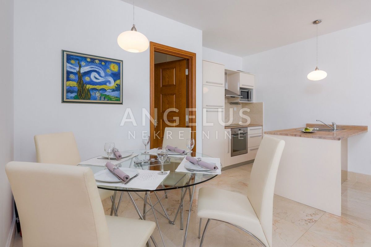 Brač, Milna - apartma z vrtom, parkiriščem in bazenom, PRODAMO