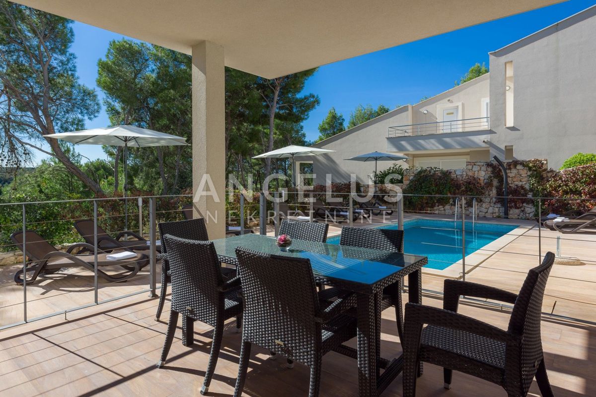 Brač, Milna - apartma z vrtom, parkiriščem in bazenom, PRODAMO