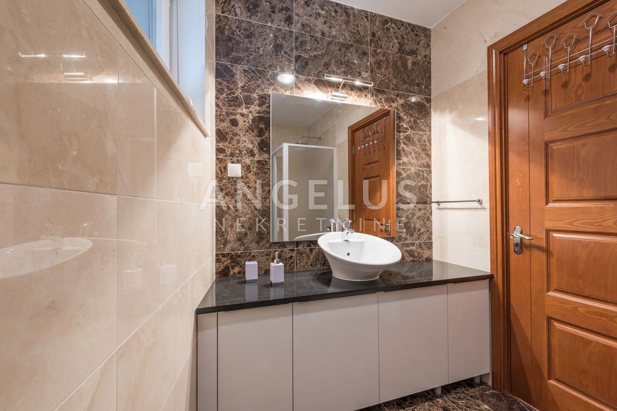 Brač, Milna - apartma z vrtom, parkiriščem in bazenom, PRODAMO