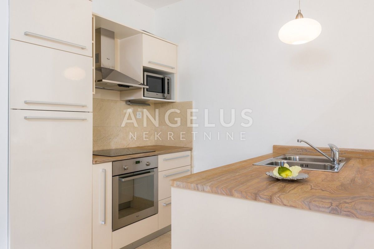 Brač, Milna - apartma z vrtom, parkiriščem in bazenom, PRODAMO