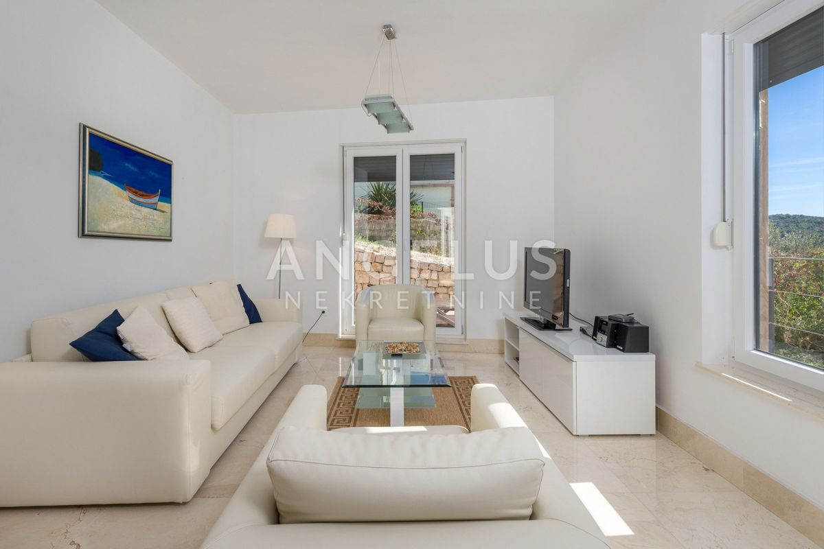 Brač, Milna - apartma z vrtom, parkiriščem in bazenom, PRODAMO