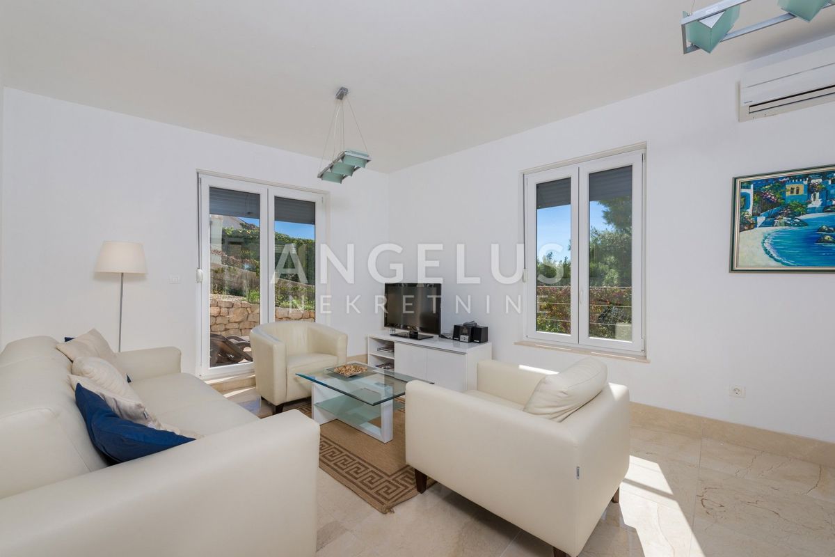 Brač, Milna - apartma z vrtom, parkiriščem in bazenom, PRODAMO