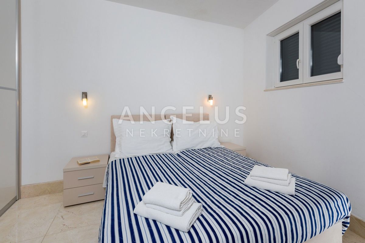 Brač, Milna - apartma z vrtom, parkiriščem in bazenom, PRODAMO
