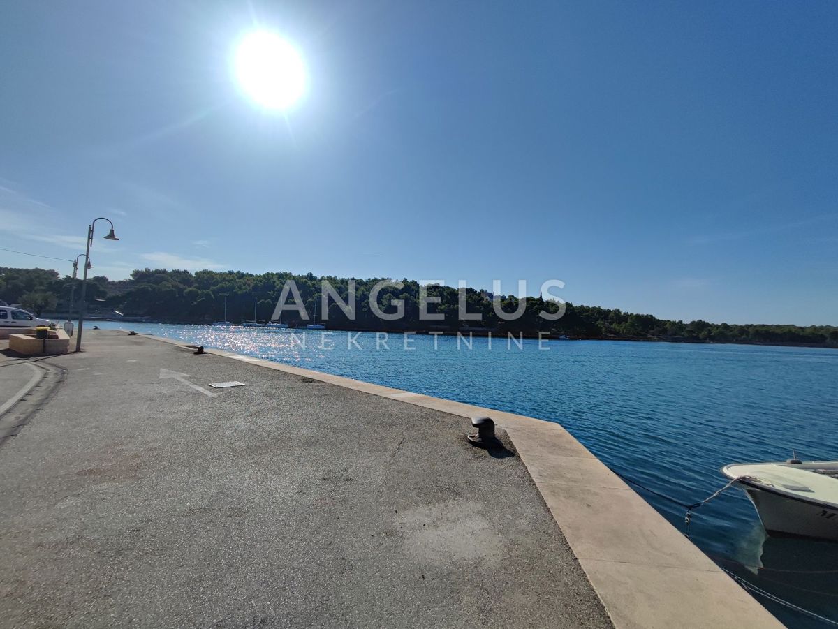 Brač, Milna - stanovanje s pogledom na morje., bazen in parkirišče, PRODAMO