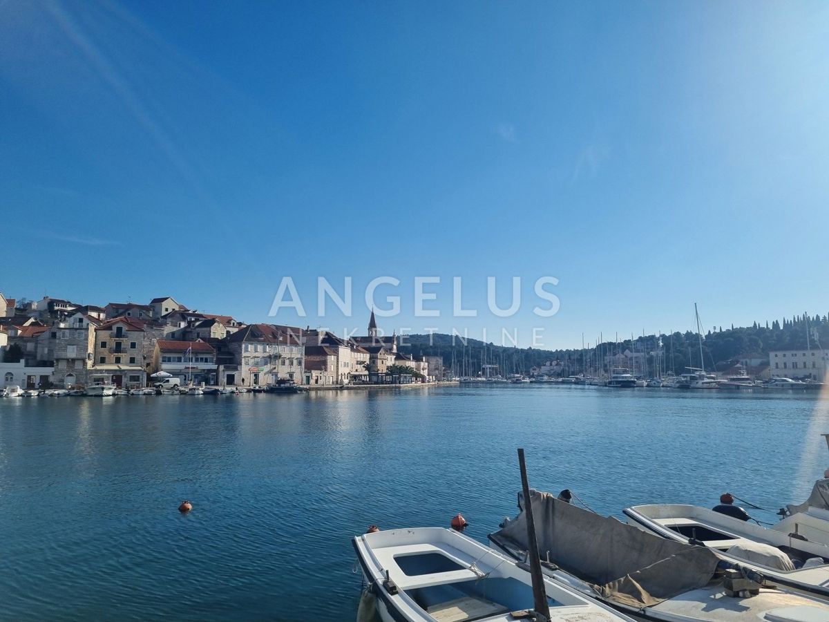 Brač, Milna - stanovanje s pogledom na morje., bazen in parkirišče, PRODAMO