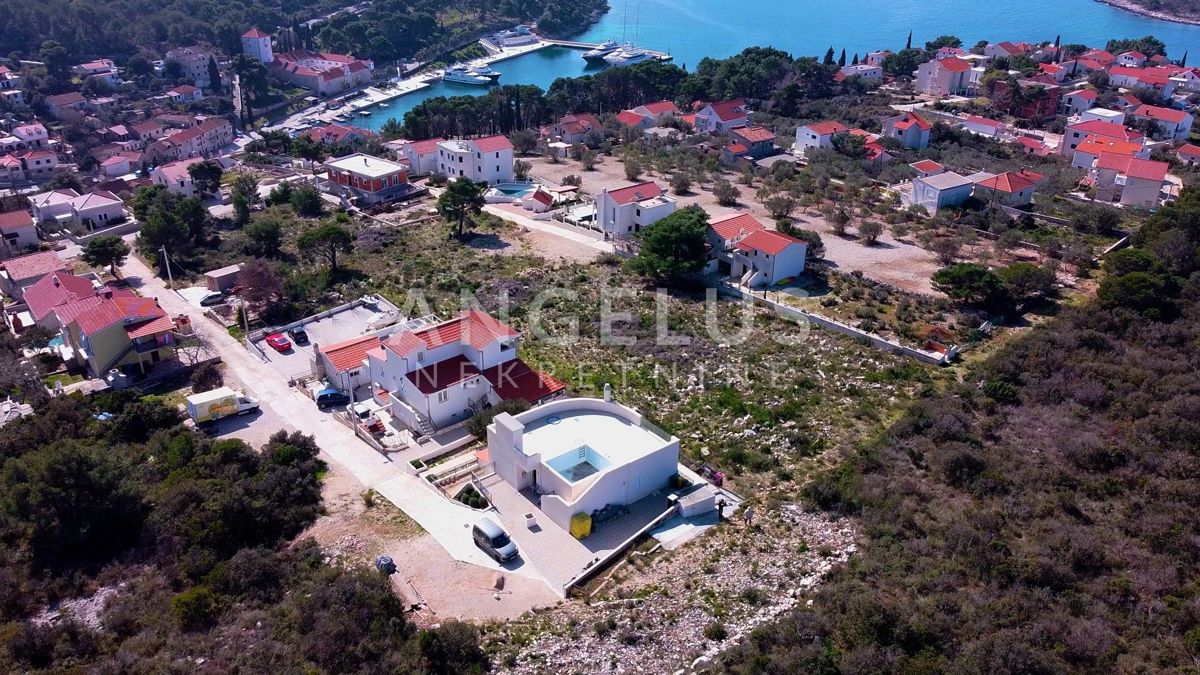 Šolta, Maslinica - grad.zemljišče v bližini morja in centra, 700 m2, PRODAJA