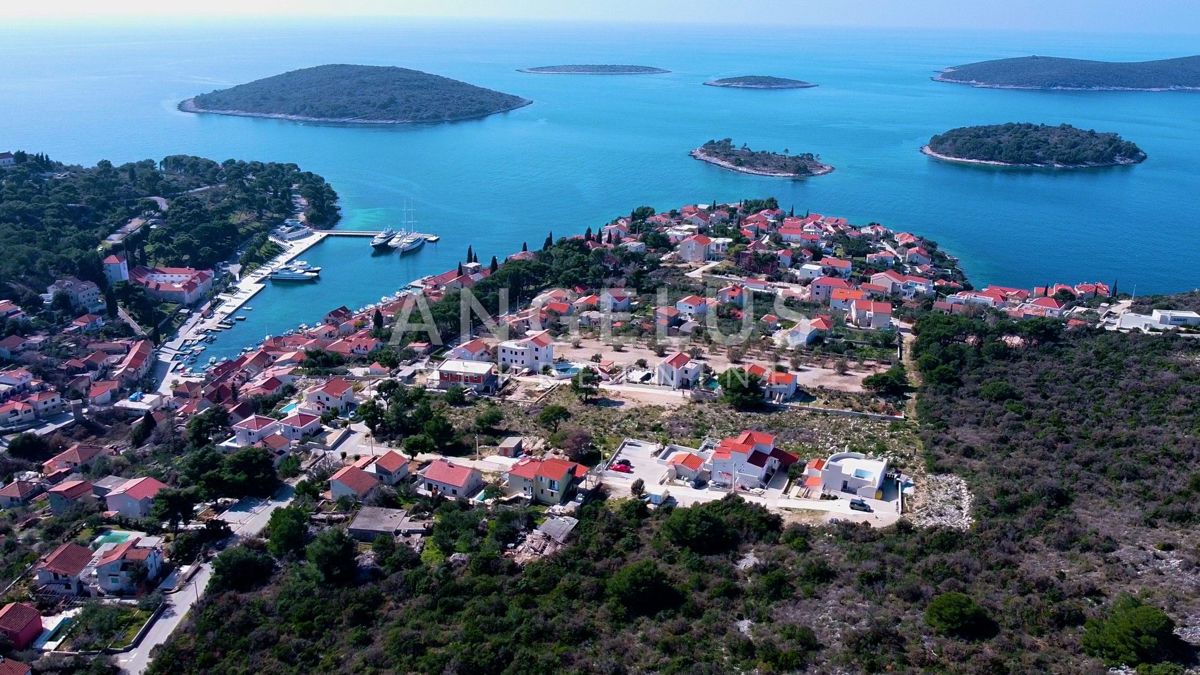 Šolta, Maslinica - grad.zemljišče v bližini morja in centra, 700 m2, PRODAJA