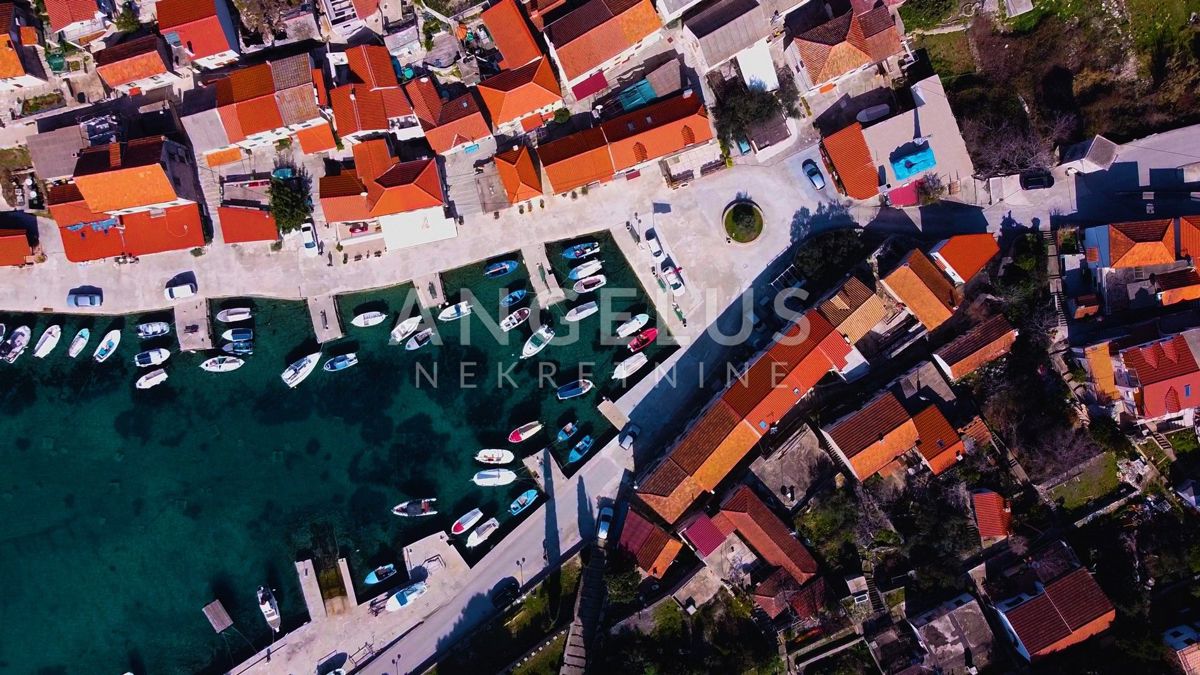 Šolta, Maslinica - grad.zemljišče v bližini morja in centra, 700 m2, PRODAJA