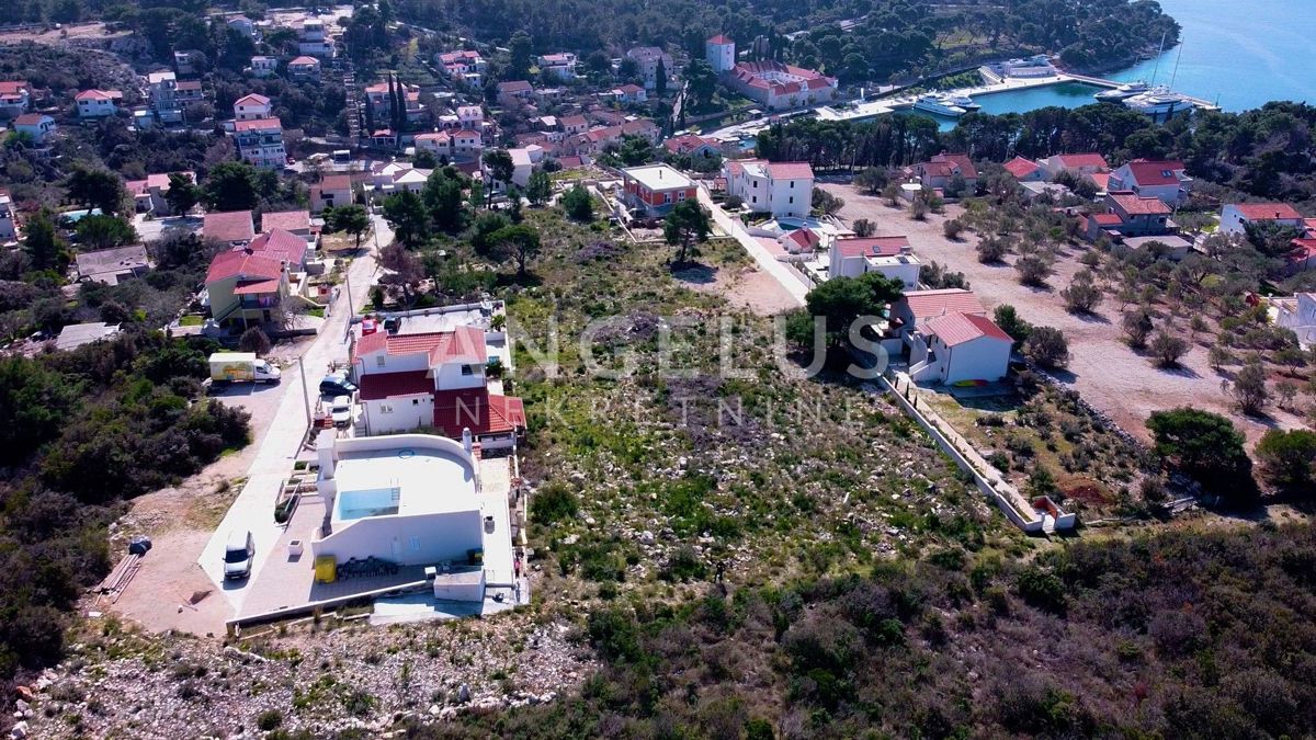 Šolta, Maslinica - grad.zemljišče v bližini morja in centra, 700 m2, PRODAJA