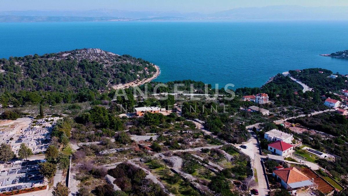 Solta, Rogac - gradbeno zemljišče na mirni lokaciji, PRODAJA