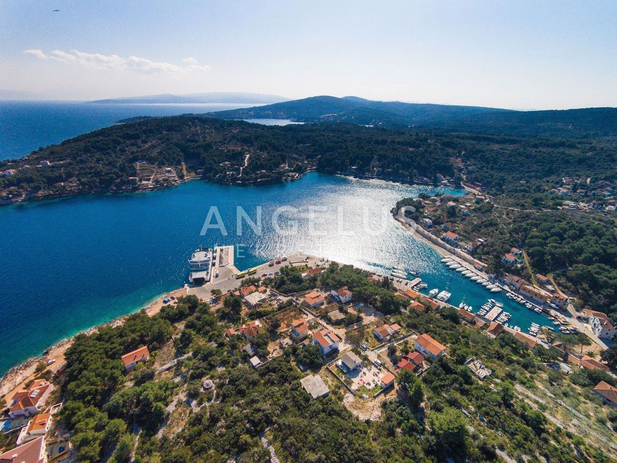 Solta, Rogac - gradbeno zemljišče na mirni lokaciji, PRODAJA