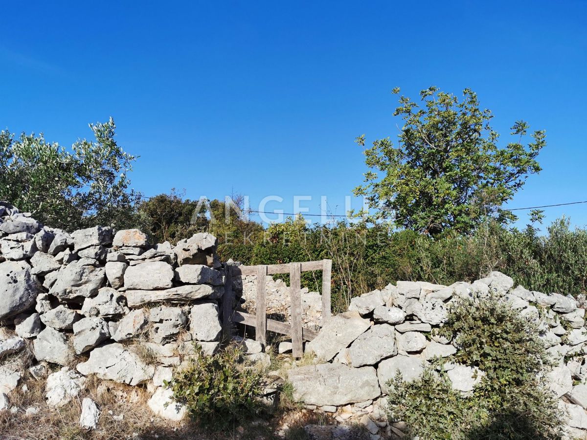 Solta, Rogac - gradbeno zemljišče na mirni lokaciji, PRODAJA