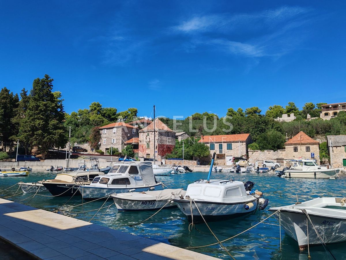 Solta, Rogac - gradbeno zemljišče na mirni lokaciji, PRODAJA