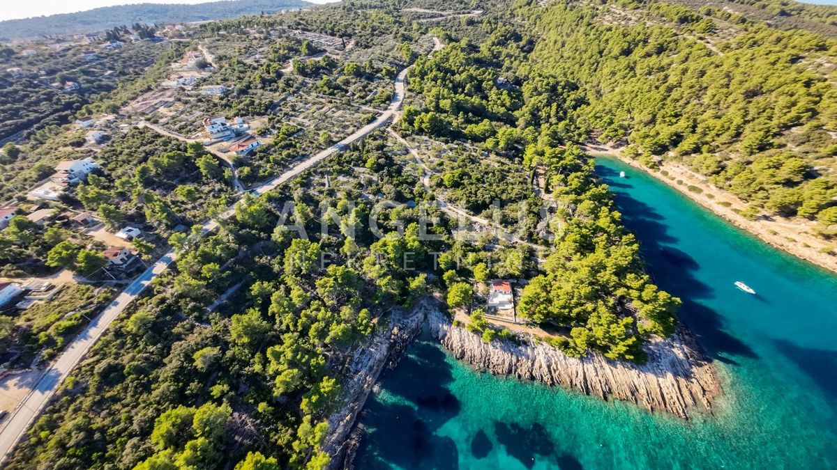 Solta, Rogac - gradbeno zemljišče na mirni lokaciji, PRODAJA