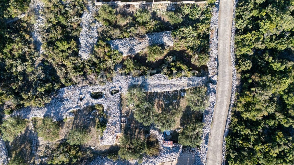 Solta, Rogac - gradbeno zemljišče na mirni lokaciji, PRODAJA