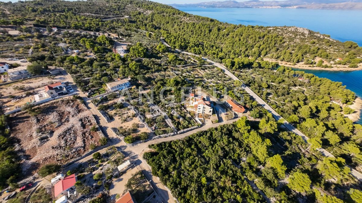 Solta, Rogac - gradbeno zemljišče na mirni lokaciji, PRODAJA