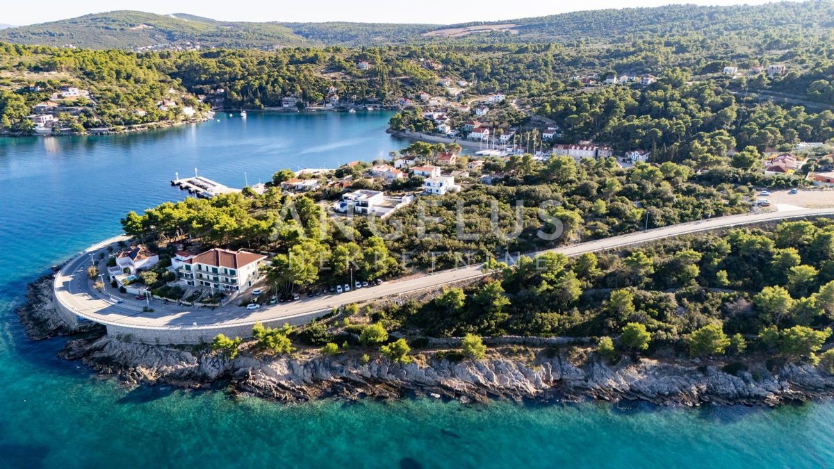 Solta, Rogac - gradbeno zemljišče na mirni lokaciji, PRODAJA