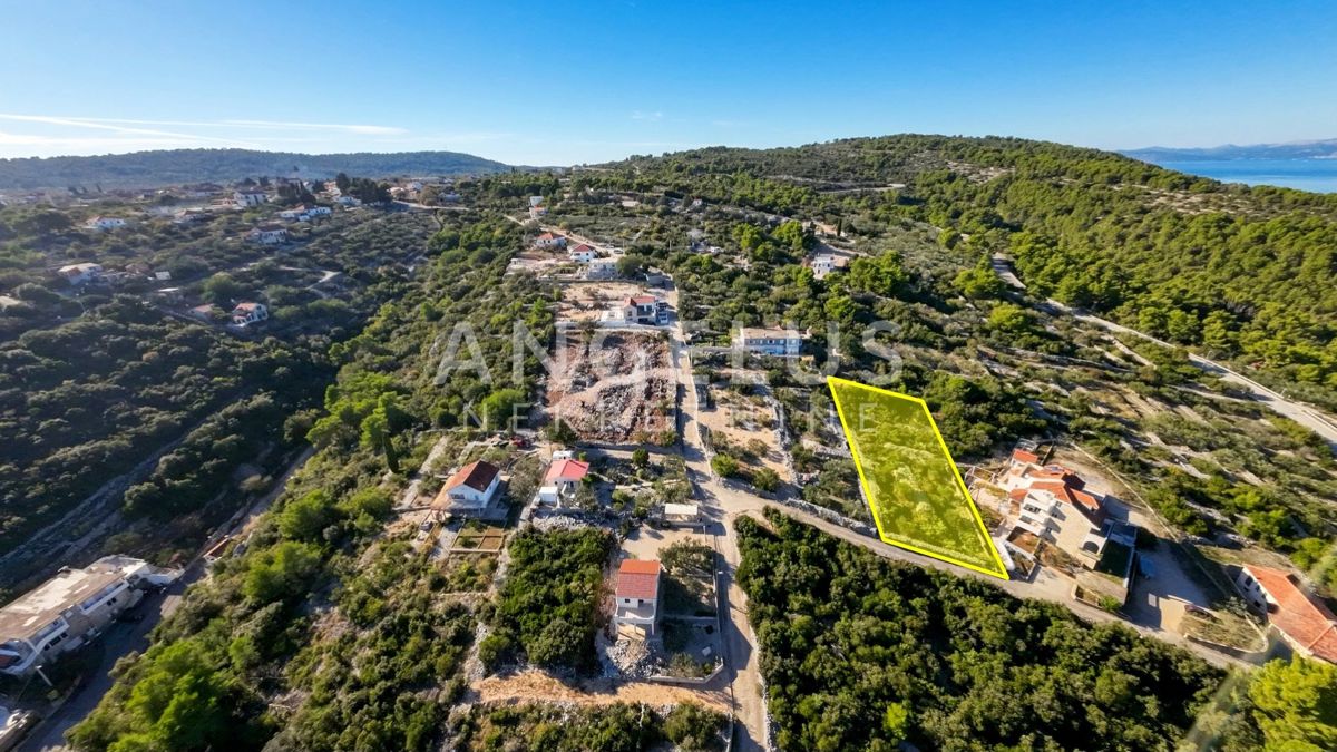 Solta, Rogac - gradbeno zemljišče na mirni lokaciji, PRODAJA